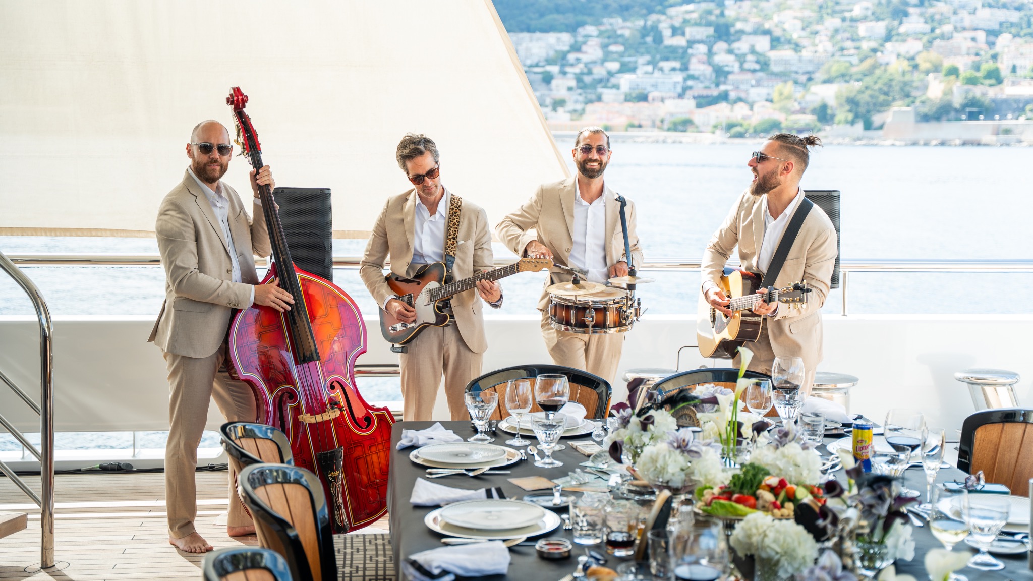 Musiciens à bord d’un yacht
